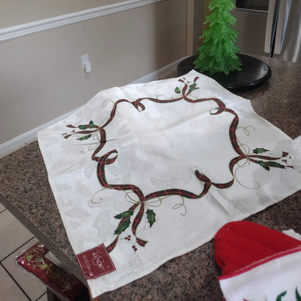 NWT Lenox set  of  4 Holiday Nouveau Napkins